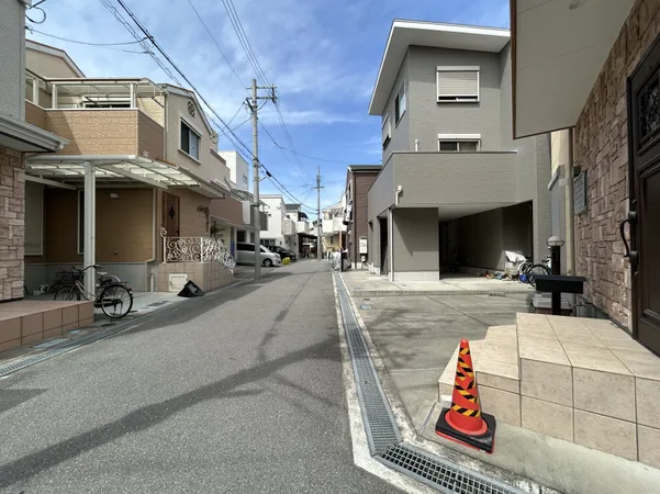 幅員が十分にあり、車の出入りや自転車の利用もスムーズに行える印象です。周囲は住宅が並び、静かな環境で落ち着いた暮らしが期待できます。道路沿いの建物は新しいものが多く、街並みに統一感があります。
