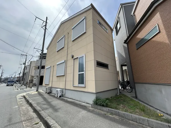 窓にはシャッターが設置されており防犯や遮光にも配慮されています。前面道路は幅があり、車の出入りや来客時の案内がしやすい印象です。