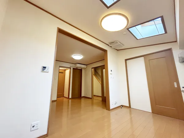 【リビング】様々なレイアウトを楽しめるLDK。気分やライフスタイルに合わせて、心地よく過ごせる空間作りができます。