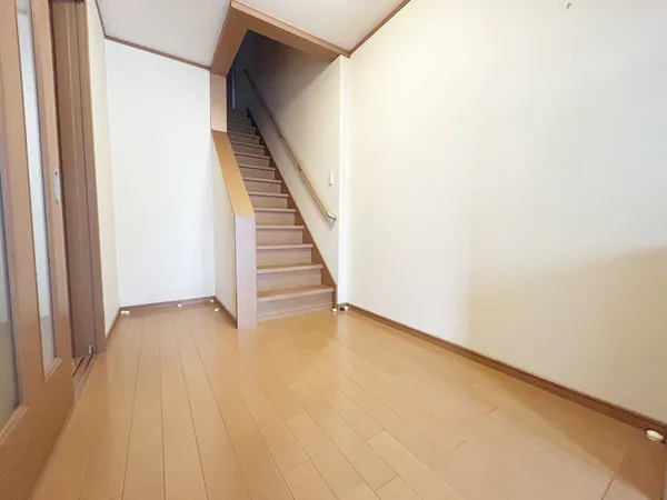 【玄関】広々とした玄関のため、履物や傘などをすっきりと収納でき、生活感を軽減できそうです。
