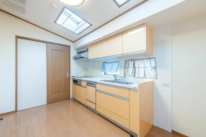 【キッチン】加熱がスピーディーなIHクッキングヒーターが採用されたシステムキッチン。お手入れがしやすく、夏場でも暑くなりにくい仕様です。