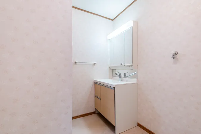 【洗面】三面鏡の中や、下部の収納には、化粧品などの小物や洗剤、掃除用具などをスッキリと収納いただけます。