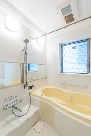 【バス】一日の疲れをゆったりと癒すことができる浴室です。窓がついているので、カビ対策にも役立ちます。