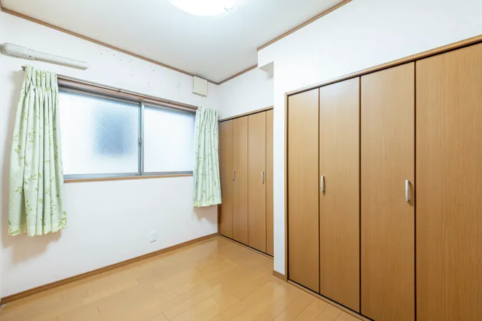 【洋室（約3.9帖）】衣類や寝具など、たっぷりと収納できるクローゼットが備わっています。住空間を広く使うことができるため、お部屋作りの選択肢が増えそうです。