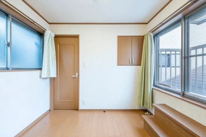 【洋室（約4.5帖）】洋室からバルコニーへと繋がっています。