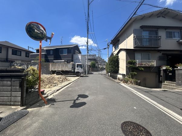 吹田市千里丘上 土地 前面道路含む外観