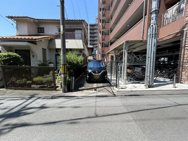 プライバシー性の高い専用通路付土地です。道路面からリビングが見えなくて安心であったり、小さなお子様が道路に飛び出しにくくて安心であったりとメリットがある土地ですね♪