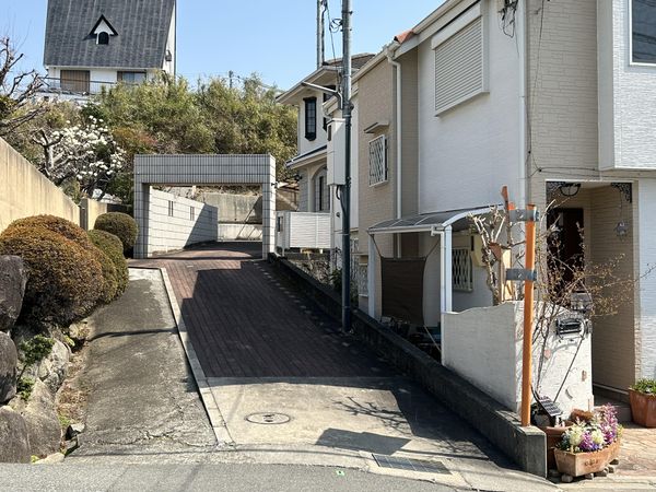 吹田市千里丘中:古家付き土地 前面道路含む外観 吹田市千里丘中:古家付き土地 前面道路含む外観