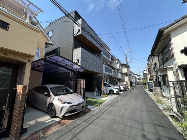 吹東町 新築戸建 前面道路含む外観 吹東町 新築戸建 前面道路含む外観