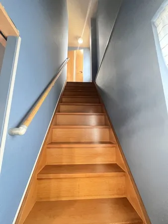 ブルーの壁紙が映える階段です。