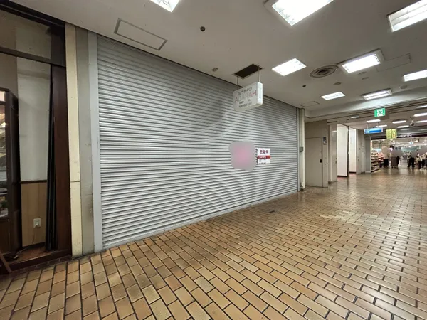 イオン専門店街入口前です。