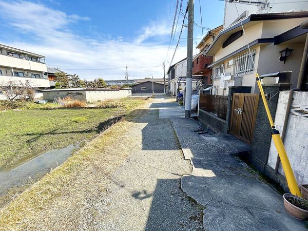 富松町一丁目古家付土地 前面道路含む外観 富松町一丁目古家付土地 前面道路含む外観