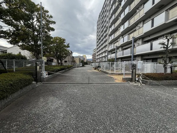 駐車場入り口セントポリア武庫之荘　阪急神戸線「武庫之荘」駅　徒歩4分