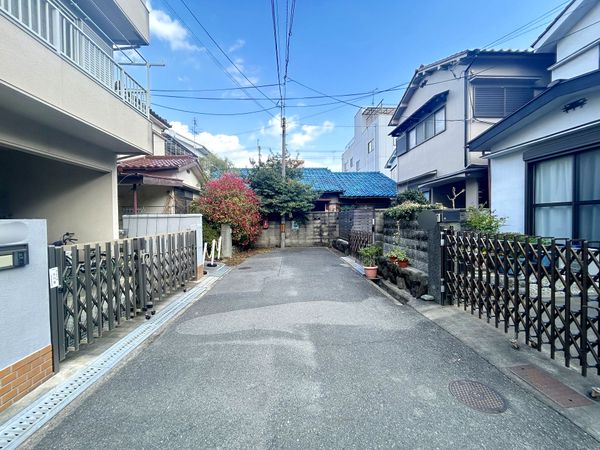 八尾市田井中3丁目 前面道路含む外観