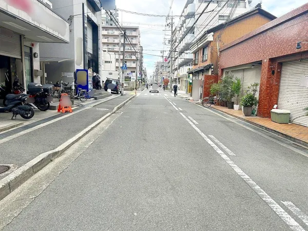 北側前面道路および周辺の街並み