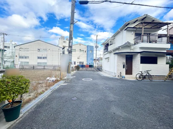 前面道路を含む外観