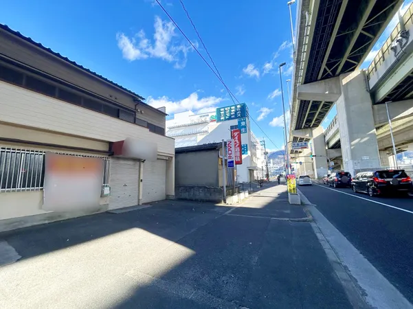 前面道路を含む外観