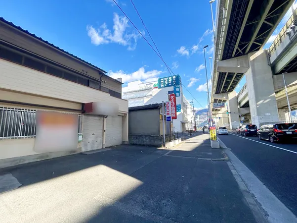 前面道路を含む外観