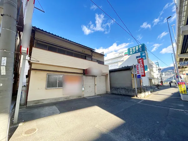 前面道路を含む外観