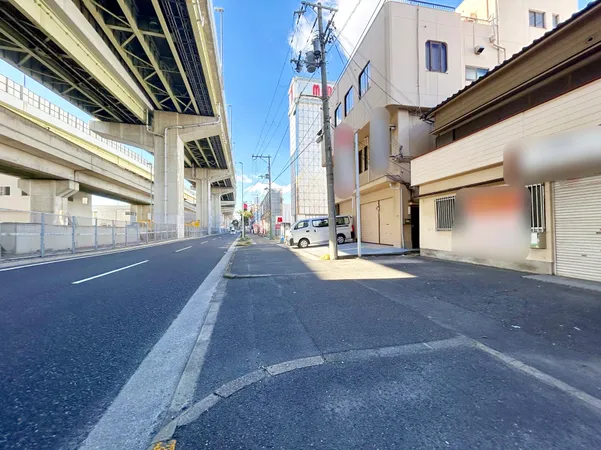 前面道路を含む外観
