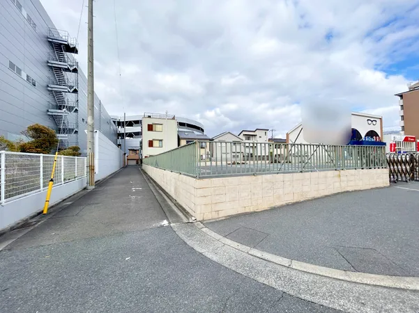 前面道路を含む外観