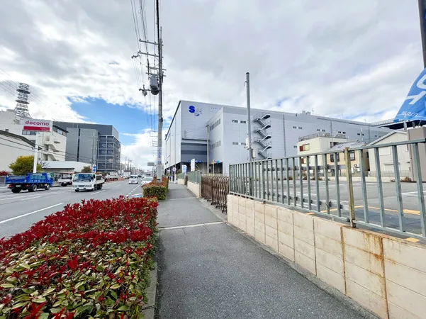 前面道路を含む外観