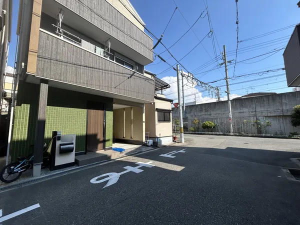 前面道路含む外観