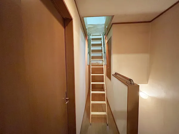 屋根裏用階段