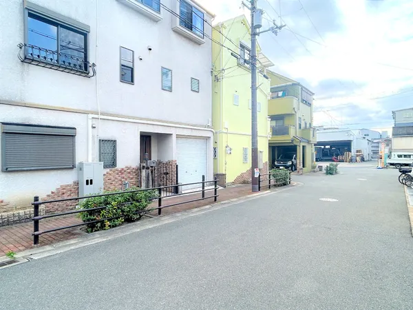 前面道路含む外観