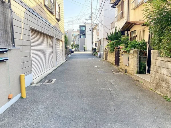 前面道路および周辺の街並み