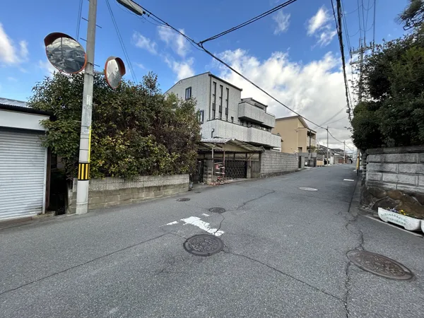 前面道路を含む外観写真