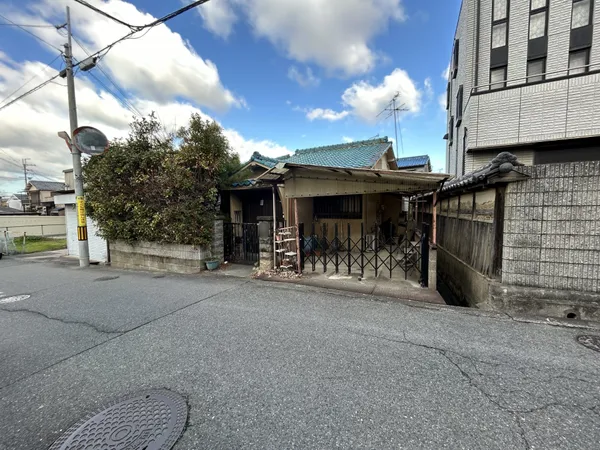 前面道路を含む外観写真