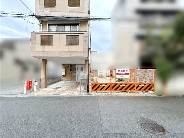 現地土地写真※更地部分と西側建物がある部分が売買対象です。