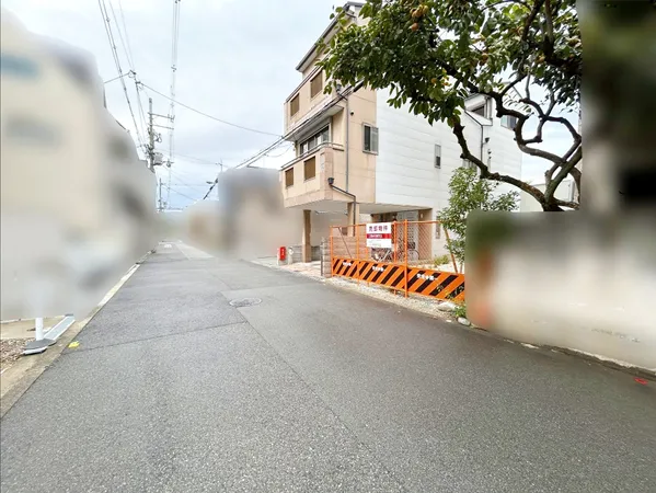 前面道路を含む外観写真※更地部分と西側建物がある部分が売買対象です。