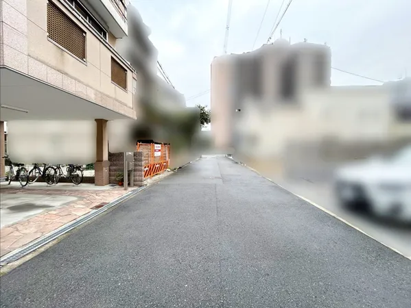 前面道路を含む外観写真※更地部分と西側建物がある部分が売買対象です。