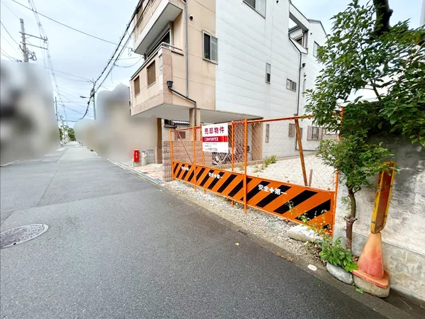 現地土地写真※更地部分と西側建物がある部分が売買対象です。