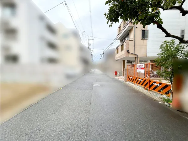 前面道路を含む外観写真※更地部分と西側建物がある部分が売買対象です。