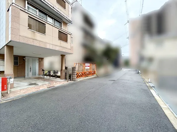 前面道路を含む外観写真※更地部分と西側建物がある部分が売買対象です。