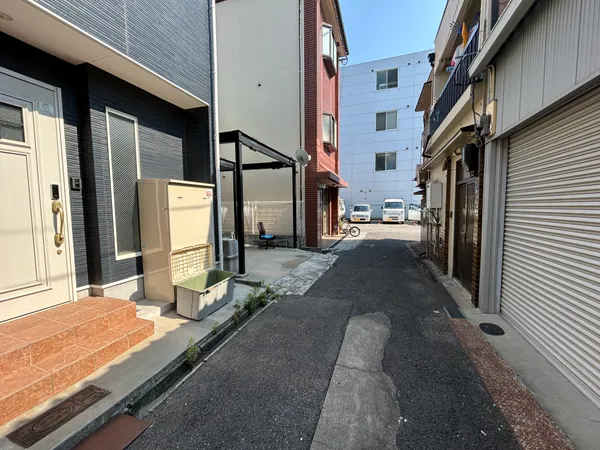 前面道路を含む外観写真