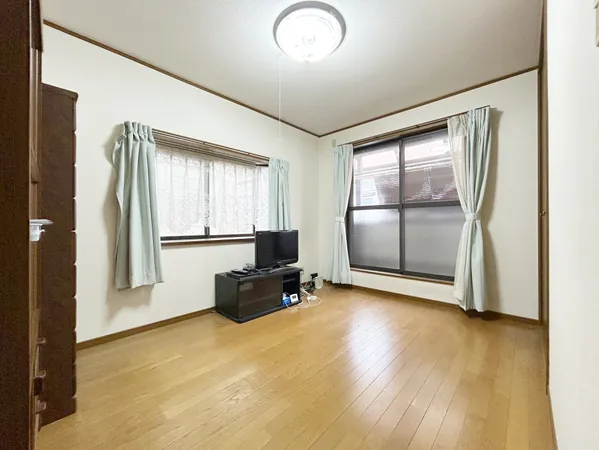 2階南側洋室※室内写真の家具・照明等の調度類は価格に含まれません。