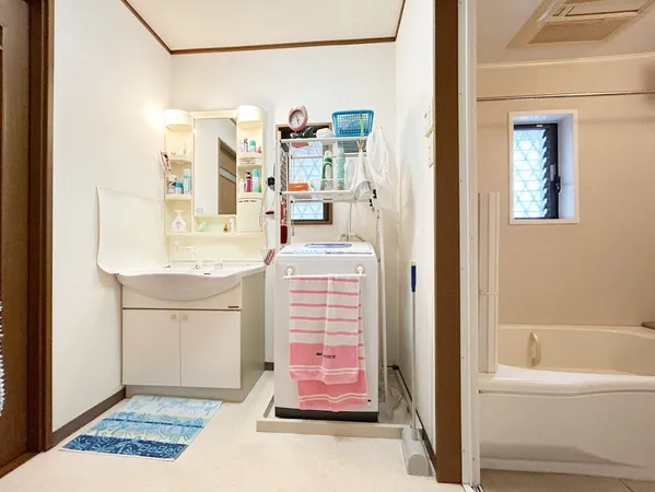 洗面室換気に便利な窓がございます。※室内写真の家具・照明等の調度類は価格に含まれません。