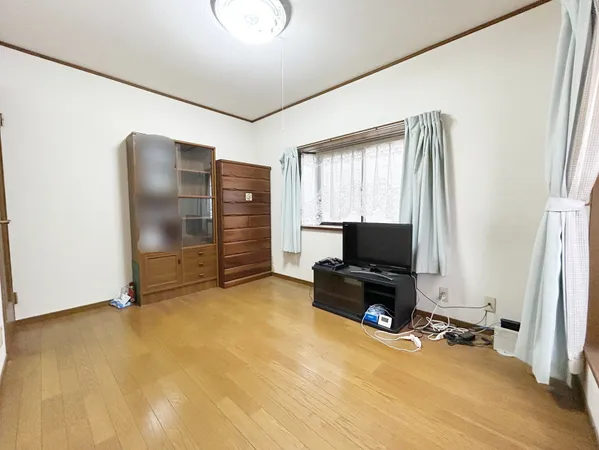 2階南側洋室※室内写真の家具・照明等の調度類は価格に含まれません。