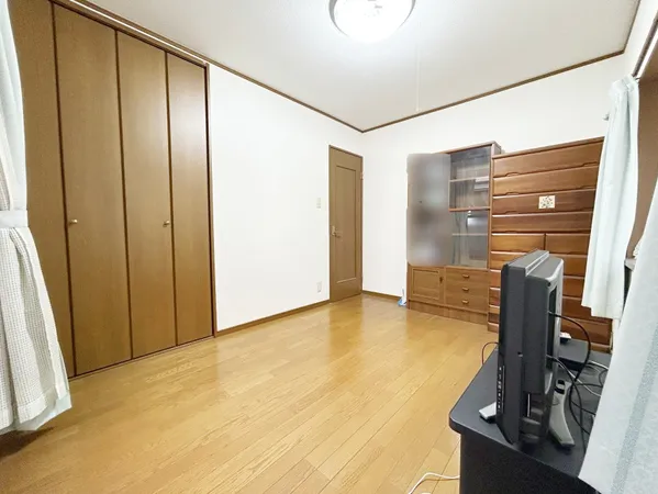 2階南側洋室※室内写真の家具・照明等の調度類は価格に含まれません。
