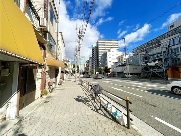 前面道路を含む外観写真阿倍野筋に面しています