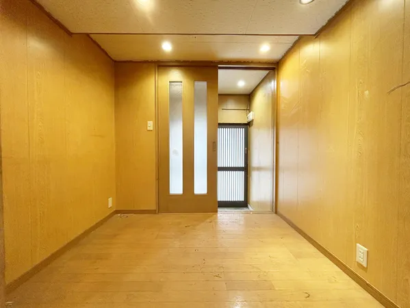 室内写真撮影方向：1階中央から玄関側