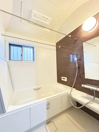 浴室には窓がございます。