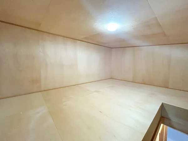 屋根裏収納