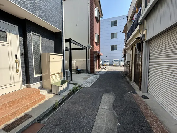 前面道路を含む外観写真