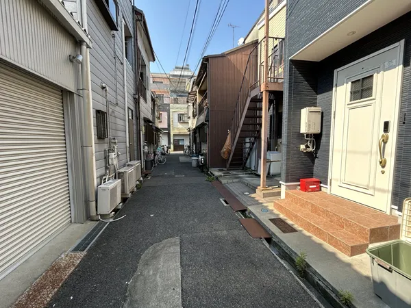 前面道路を含む外観写真
