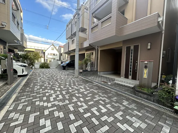 前面道路を含む外観